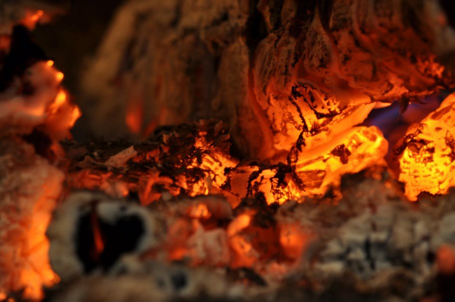 Carbón de espino encendido