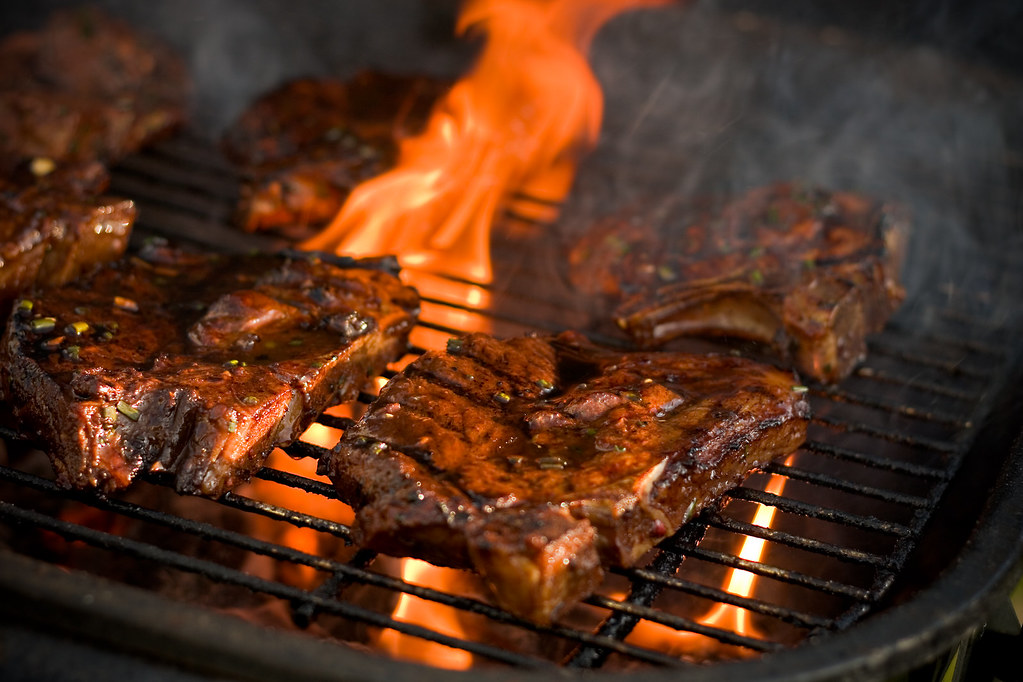 Costillas con rub sobre la parrilla