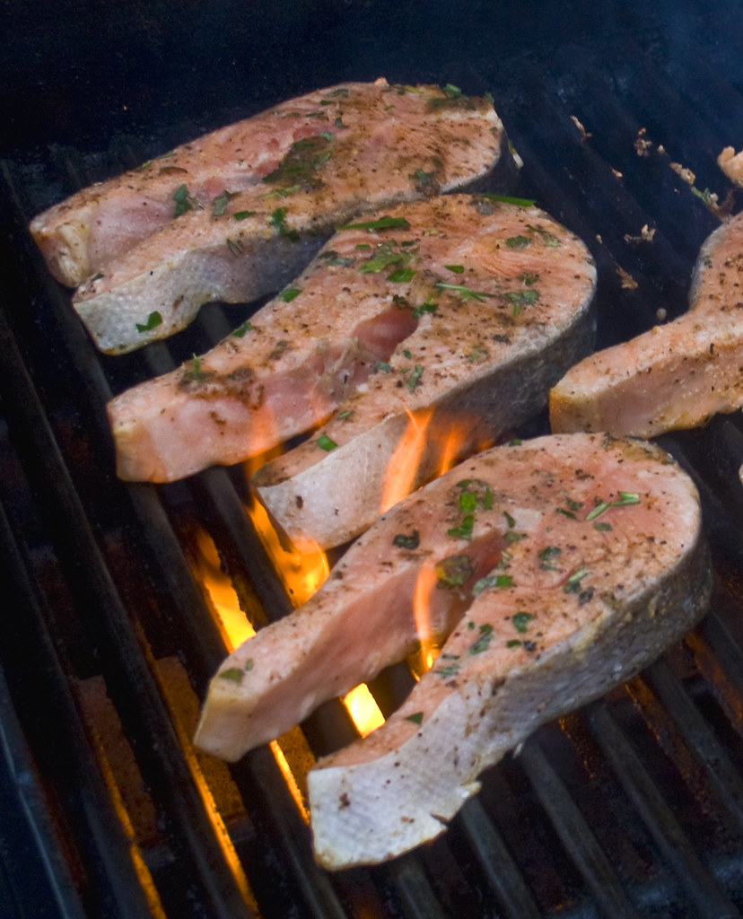Cortes a la parrilla con llama viva