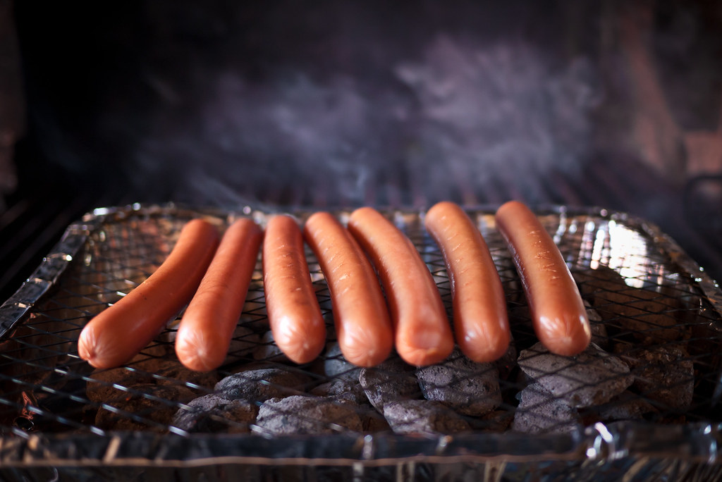 Brasas encendidas y humo sobre la parrilla